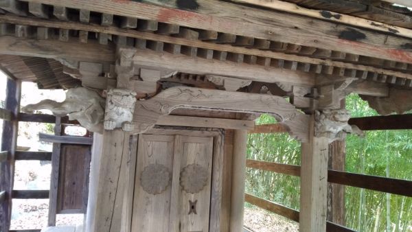 熊野神社本殿の軒先