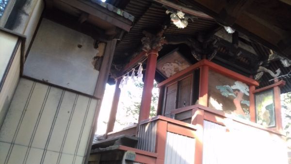 住吉神社本殿の軒下