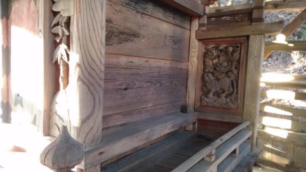 日吉神社本殿の右側面