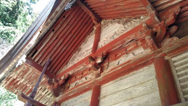 穂見神社本殿の側面
