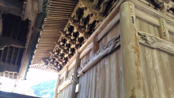 久遠寺三門の側面