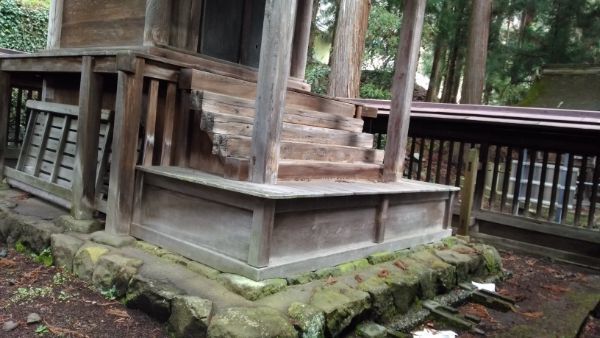 葛山落合神社本殿の階段と浜床