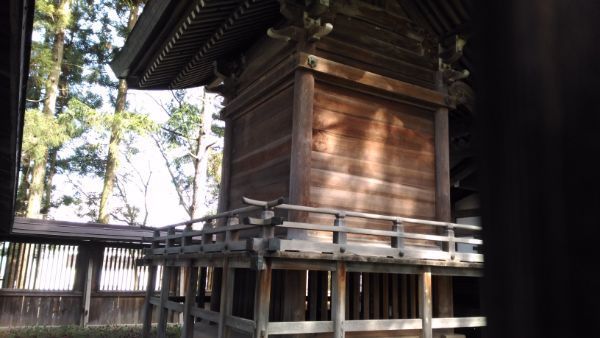 治田神社本殿の背面