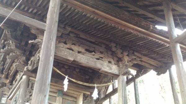 東條健代神社本殿の向拝虹梁