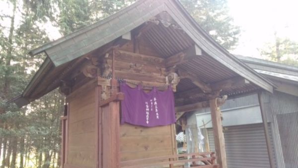 川会神社本殿の左側面