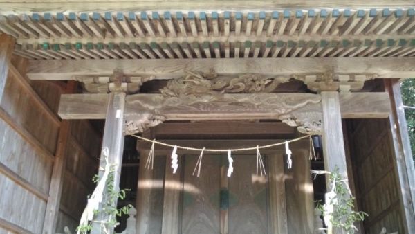 奴奈川神社本殿の虹梁