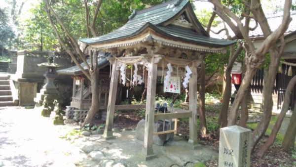 江野神社の手水舎と稲荷社