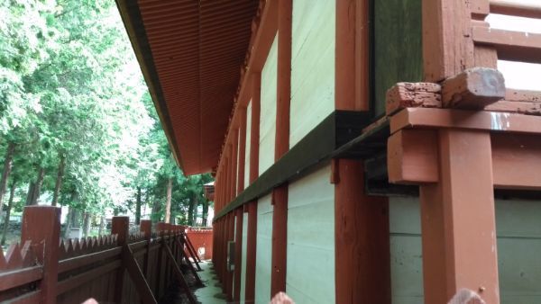 窪八幡神社本殿の背面床下