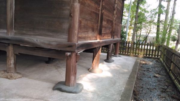 阿弥陀堂背面床下