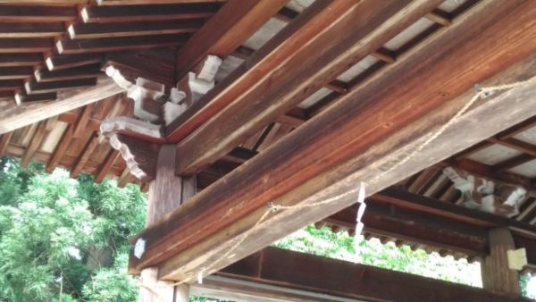 拝殿の柱と木鼻