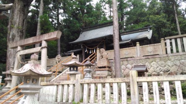 八幡宮拝殿と本殿