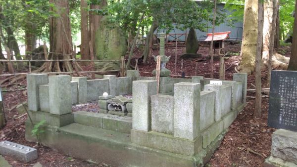 諏訪御料人供養塔