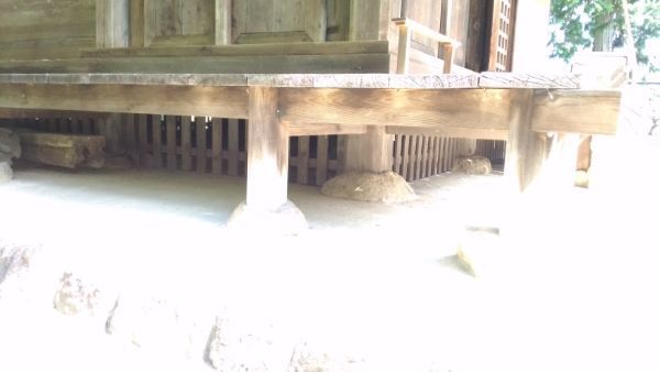 中禅寺薬師堂床下