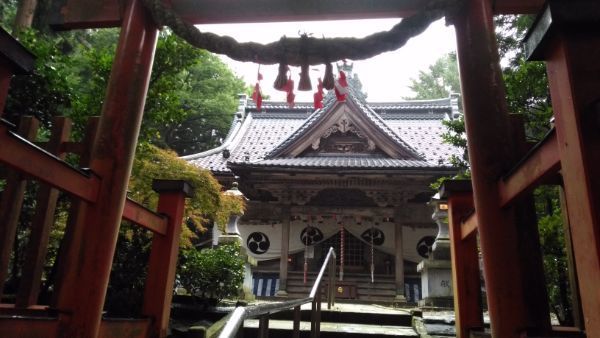 西奈弥羽黒神社鳥居と拝殿