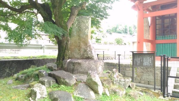 滝山寺三門