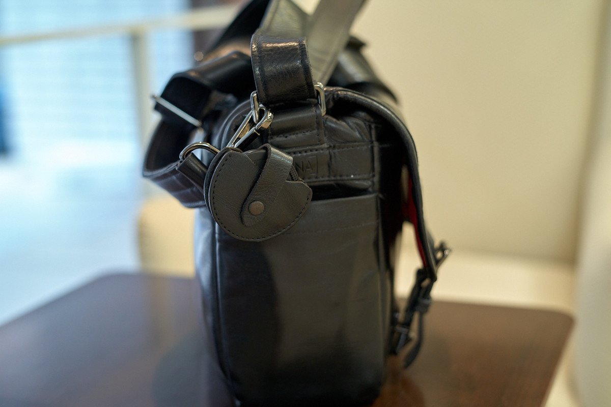 ONA Berlin II Camera Messenger Bag (Black) - 右から読んでもAkasakA
