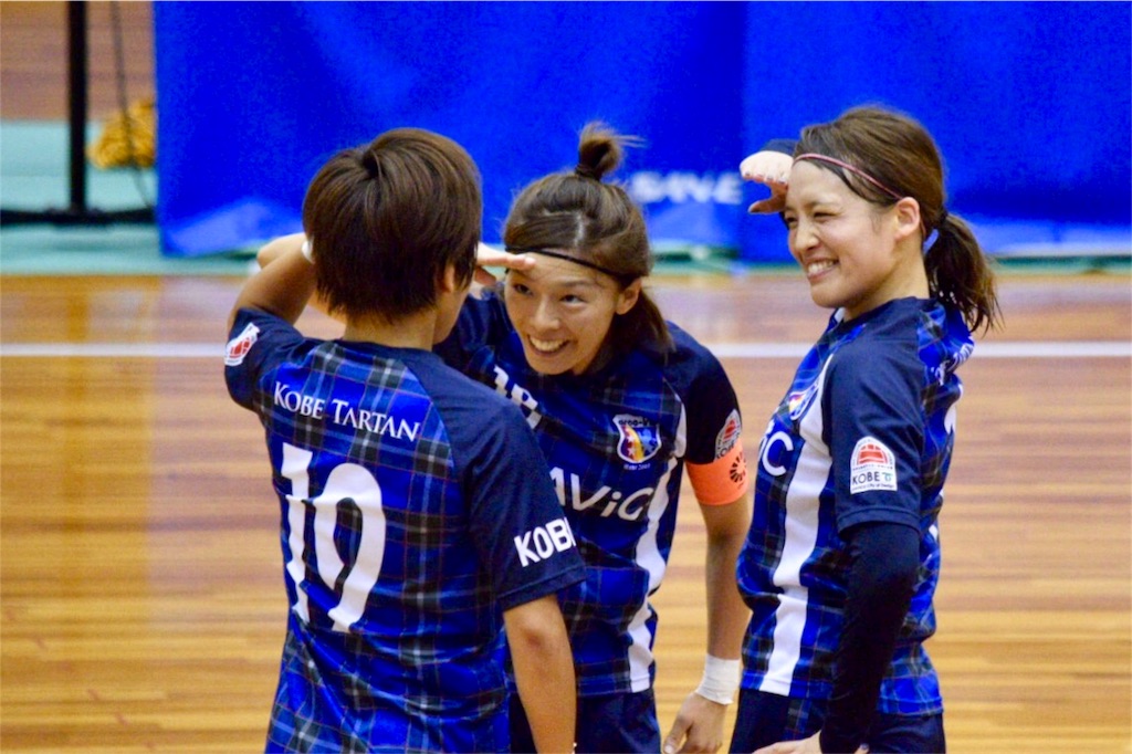 ゴールパフォーマンスの敬礼ポーズ、今回は加藤正美、平井佑果、若林エリの3人で