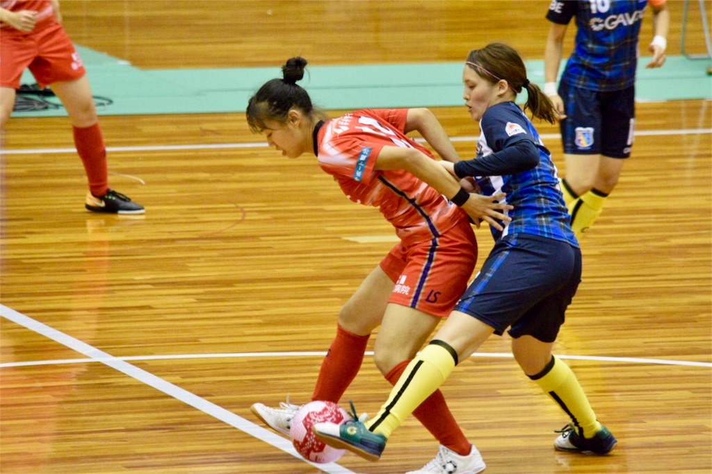 激しくボールを取り合う福井丸岡RUCK 山川里佳子とアルコイリス神戸の平井佑果