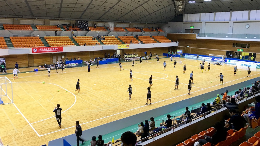 町田市立総合体育館のピッチと観客席②