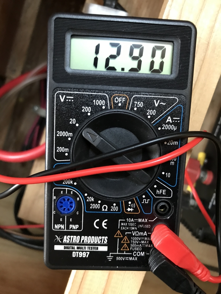 バッテリーモニター バッテリーチェッカー 12v 12v車両向け設定済み 24v Lcd表示 キャンピングカー バッテリー電圧計 ホワイト 前面2ボタン 埋め込みタイプ 残量計 自動車 激安ブランド バッテリー電圧計