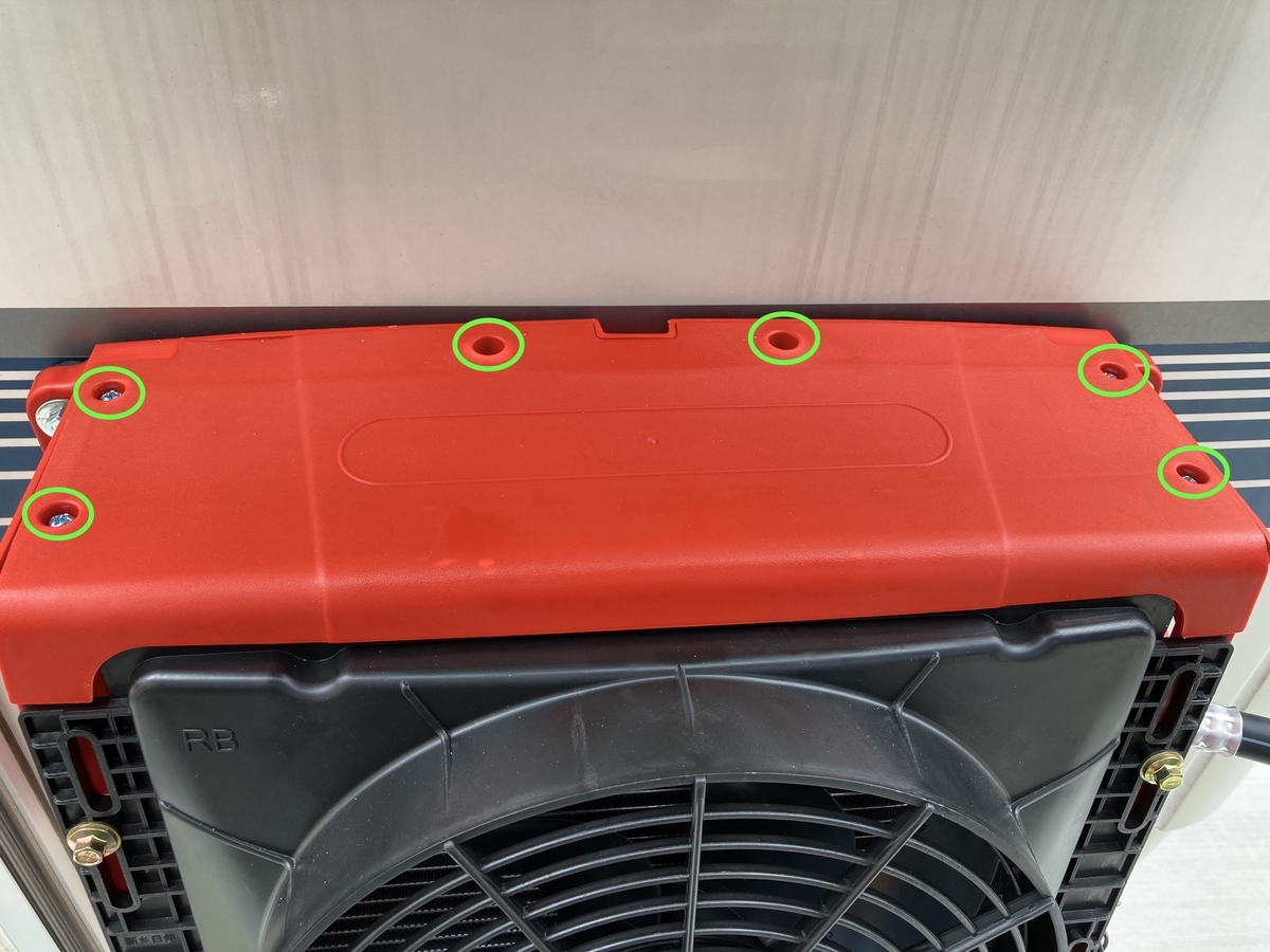 キャンピングカー　車中泊　12V直流エアコン　後付け　DIY 室外機　カバー　外し方　低圧側ホース　接続