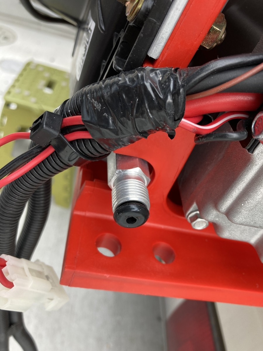 キャンピングカー　車中泊　12V直流エアコン　後付け　DIY 室外機　高圧側ホース　接続方法