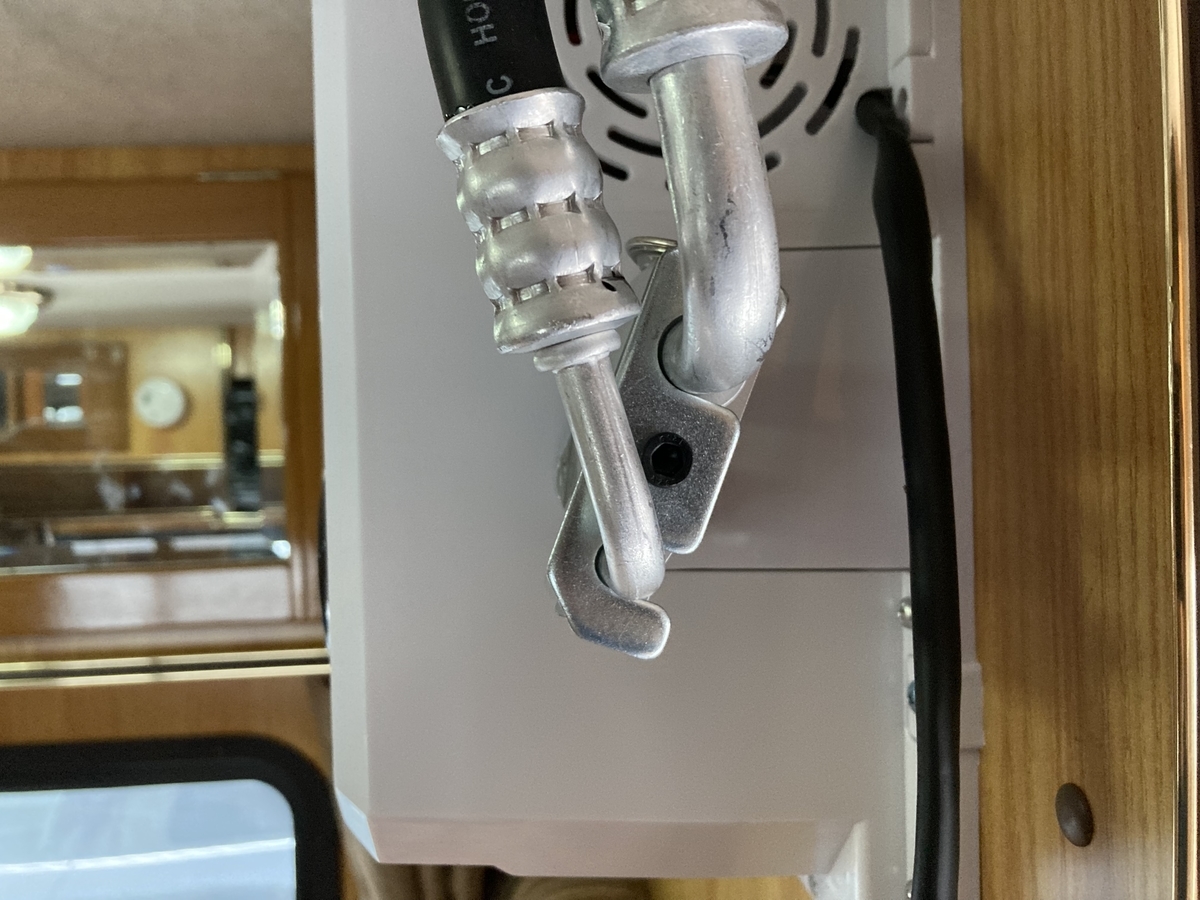キャンピングカー　車中泊　12V直流エアコン　後付け　DIY 室内機　冷媒ホース　接続方法