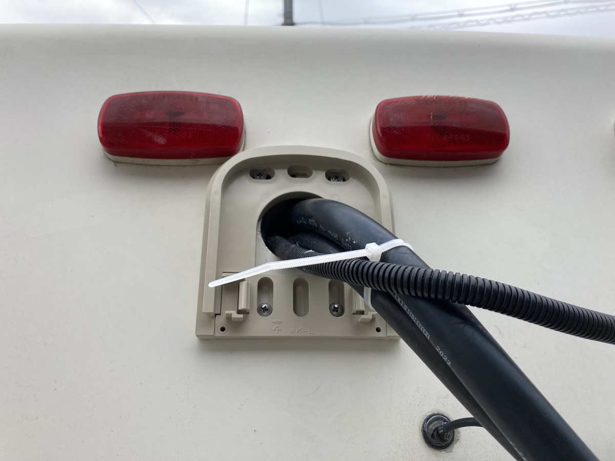 キャンピングカー　車中泊　12V直流エアコン　後付け　DIY 冷媒ホース　穴　防水処理　配線引き込みカバー