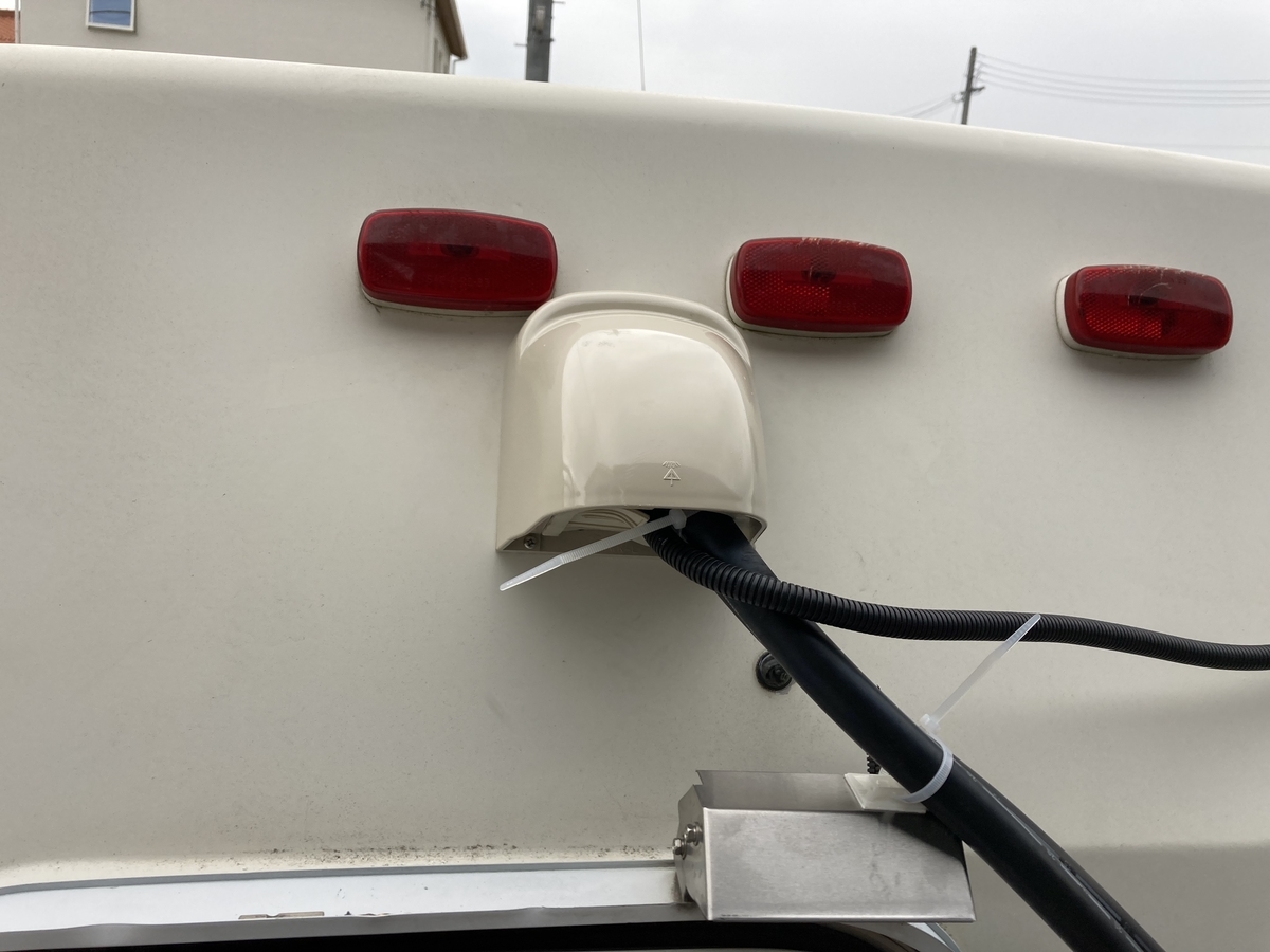 キャンピングカー　車中泊　12V直流エアコン　後付け　DIY 配線引き込み　防水処理　配線カバー