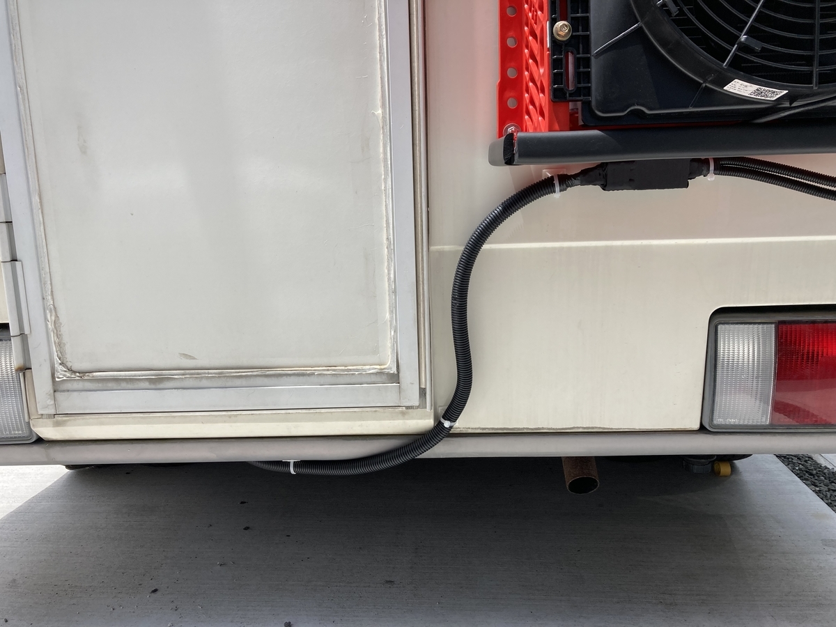 キャンピングカー　車中泊　12V直流エアコン　後付け　DIY　屋外配線　エントランス
