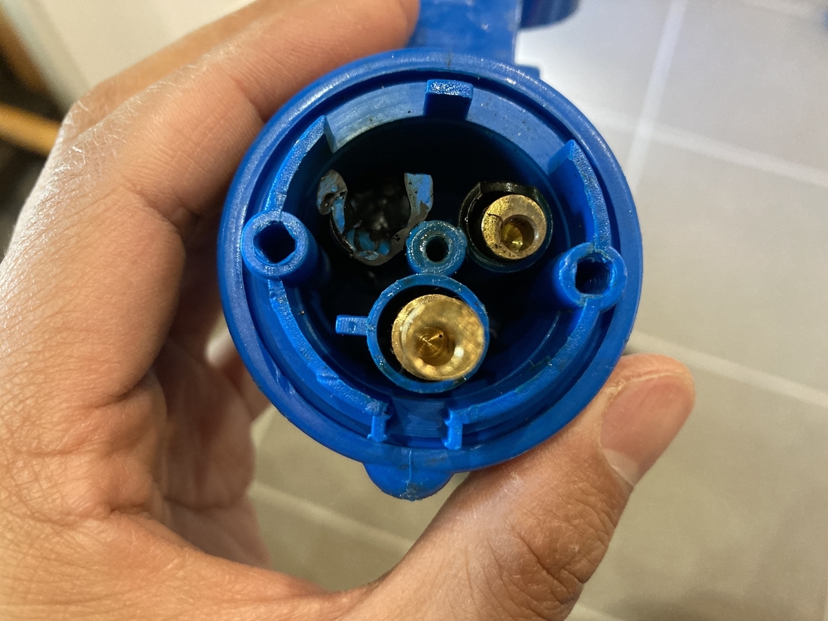 キャンピングカーの外部充電線 外部電源コード ケーブル キャンピングカーや車中泊 移動販売車に