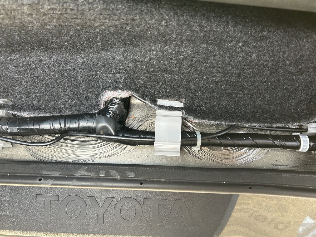 AKEEYOのミラー型ドライブレコーダーで安全運転 - キャンピングカーで