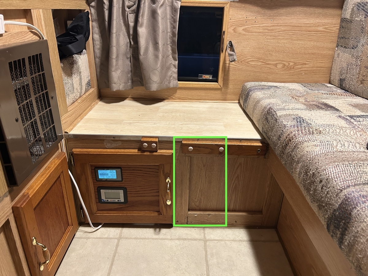 これは便利！360度回転のテーブルレッグで狭い車内が快適に 