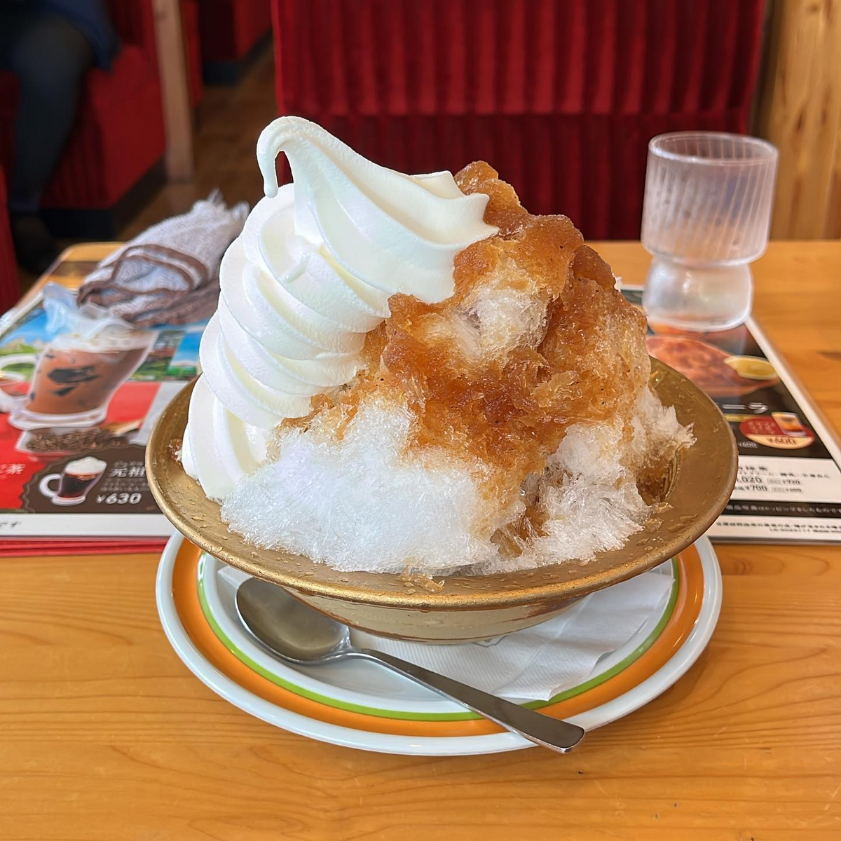 注文したクラフトコーラ+ソフトクリーム