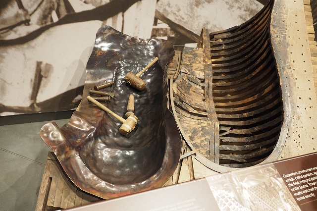 銅板を金づちでたたいているところ