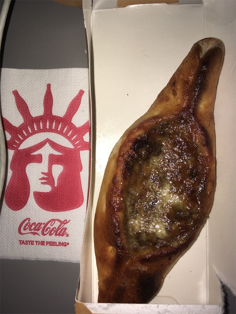 スナックのマッシュルームとチーズのピザ