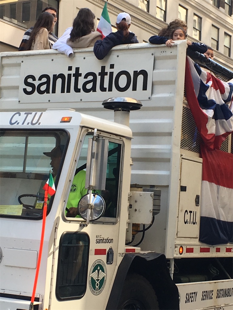 ゴミ回収車もパレードに参加