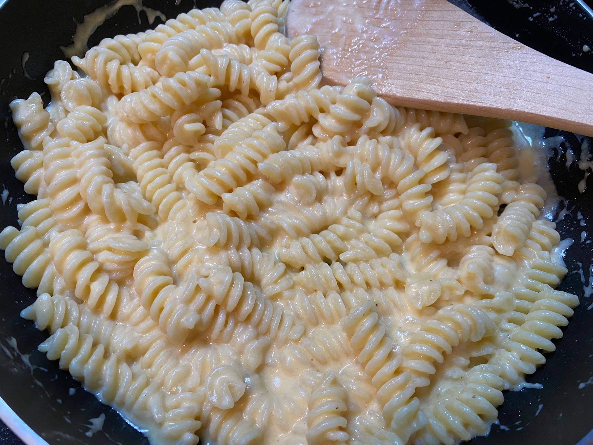 チーズソースであえたマカロニ