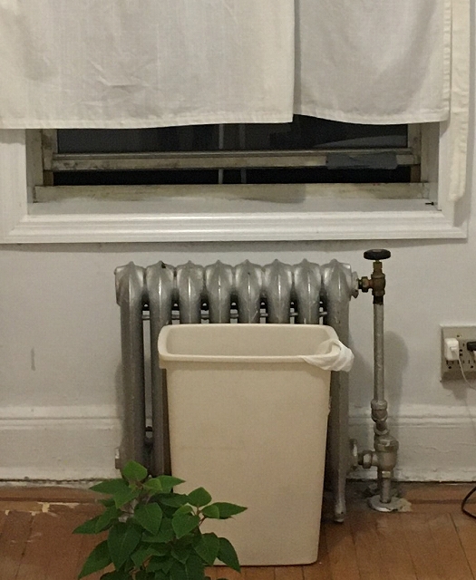 私の部屋にあったヒーター（窓とゴミ箱の間）