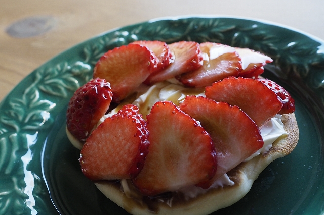 いちごがのったパンケーキ