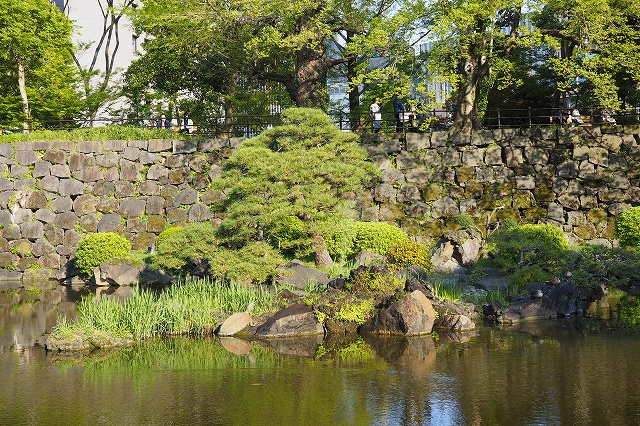 心字池と江戸城の塀