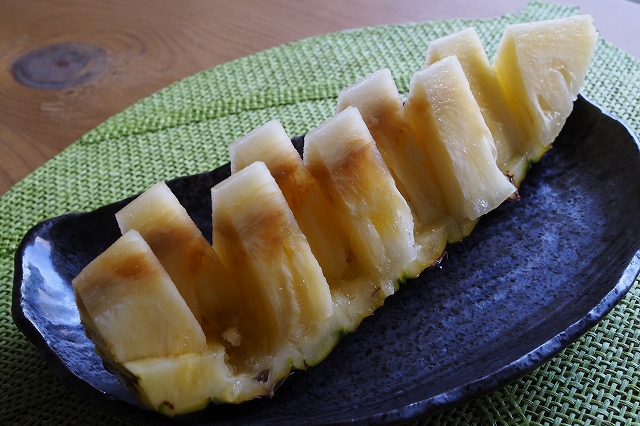 カットしたパイナップル