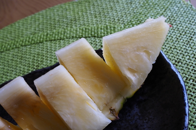 芯の部分は色が違いますが食べることができます。