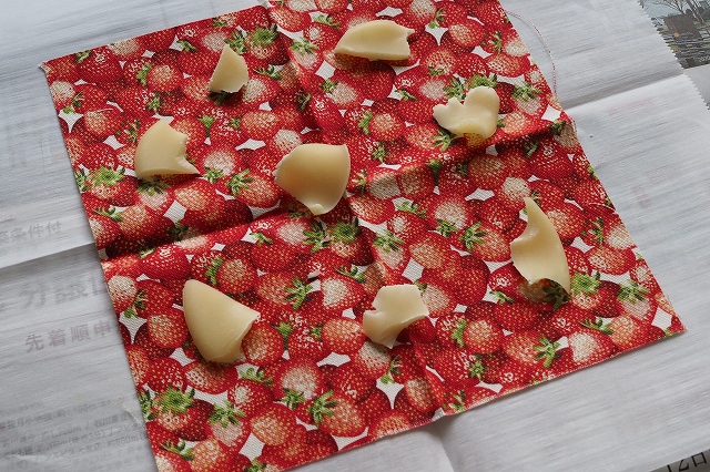 布に蜜ろうを置いたところ