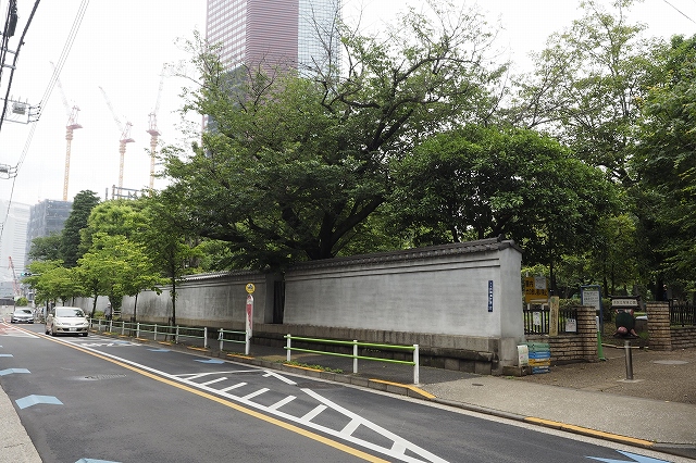 三田台公園の西側の塀