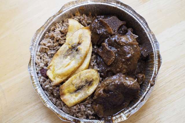 プランテンチップスが入ったオックステールシチュー