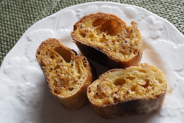 フランスパンにぬって焼いたもの