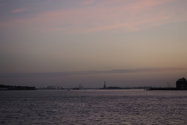 夕暮れ時の自由の女神