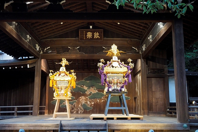 能舞台に飾られた神輿