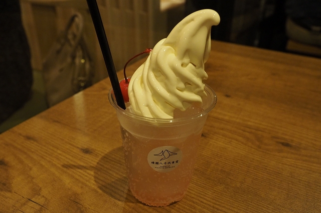 靖國八千代食堂の「クリーム桜ソーダ」